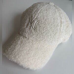 New Era Women's Yankees Sherpa Cream Hat